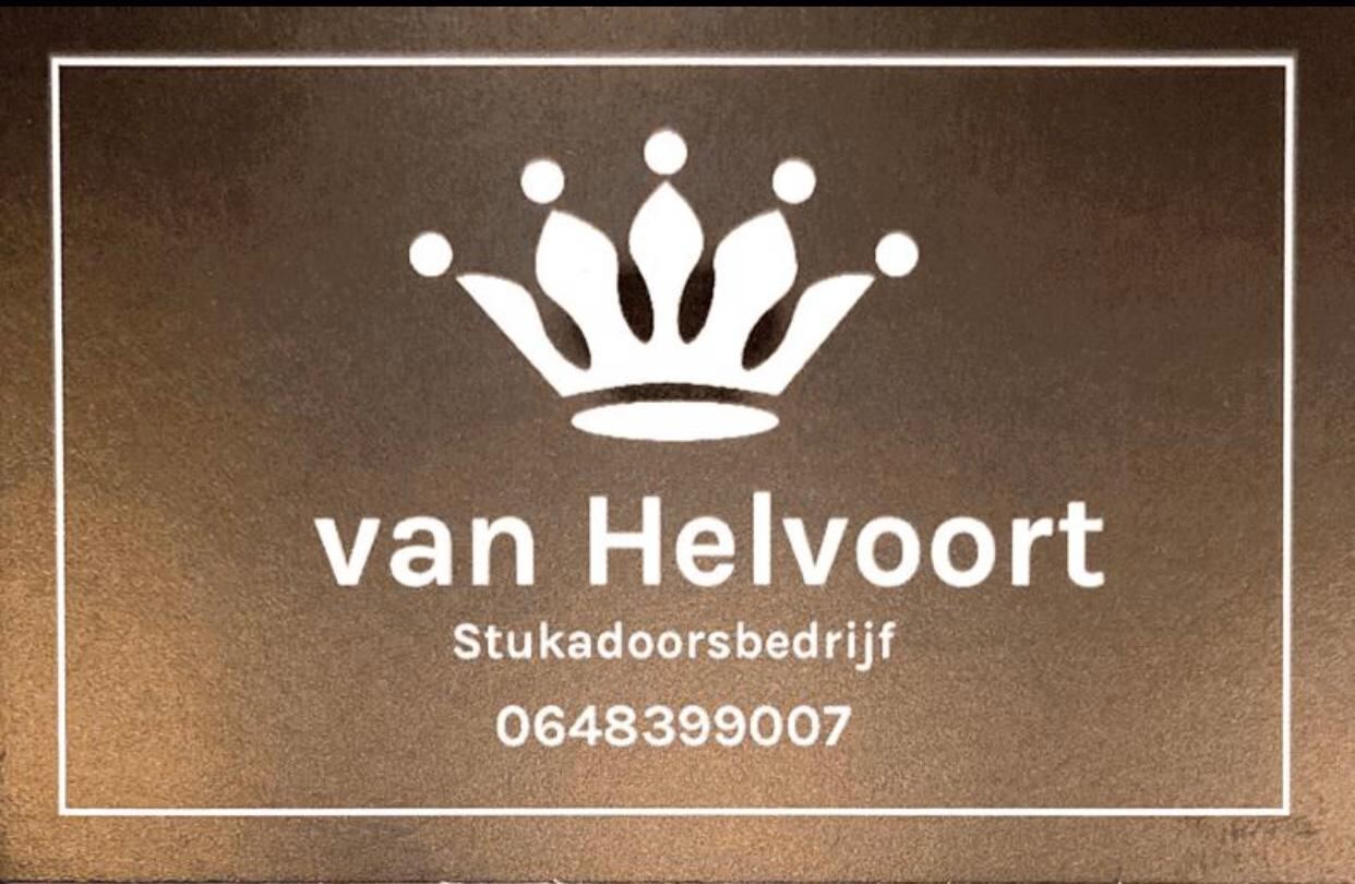 Gladgestuukte wand in woonkamer